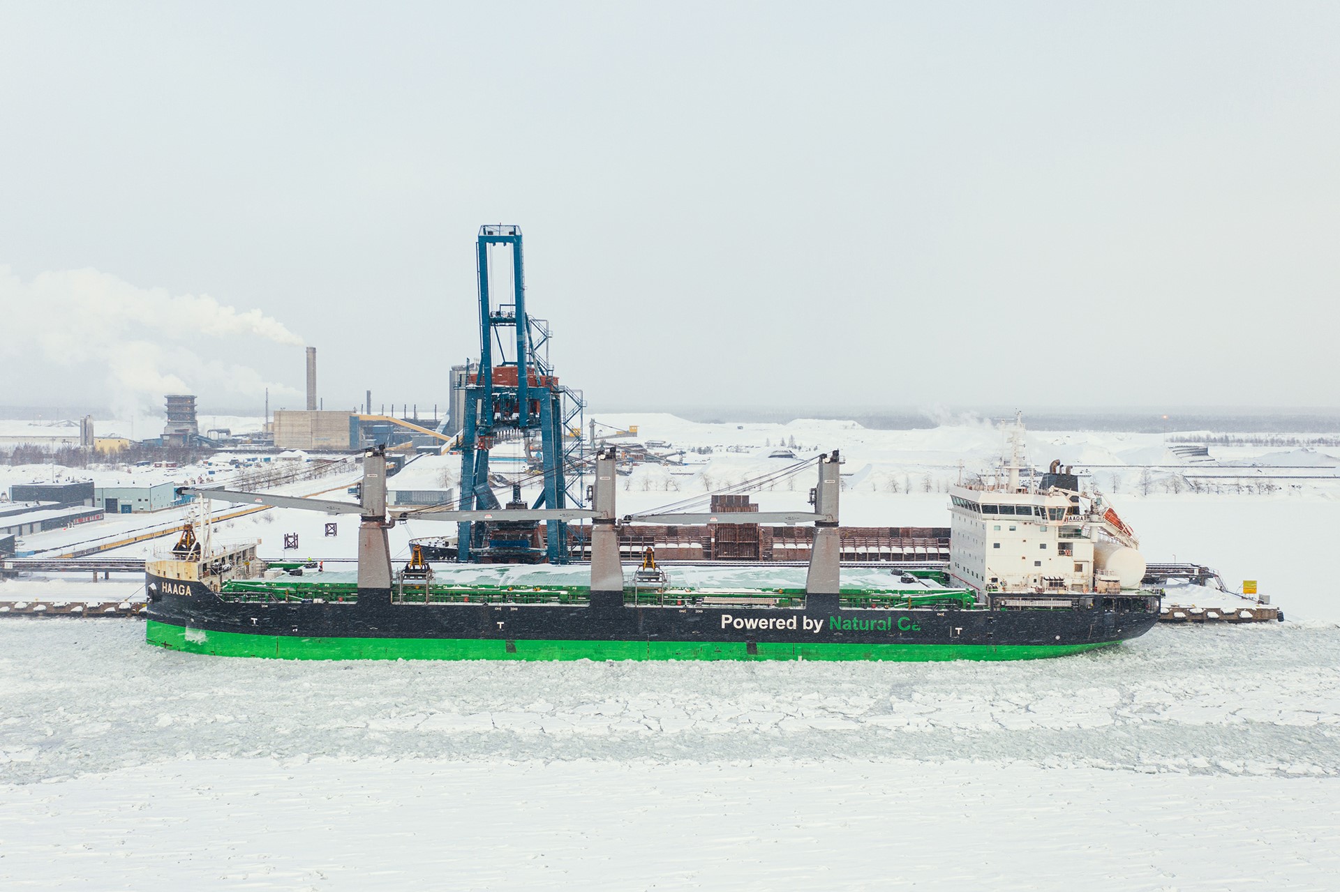 Fraktfartyg liggandes i Luleå Hamn