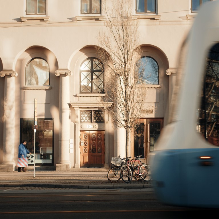Fasad på byggnad med en inkommande spårvagn