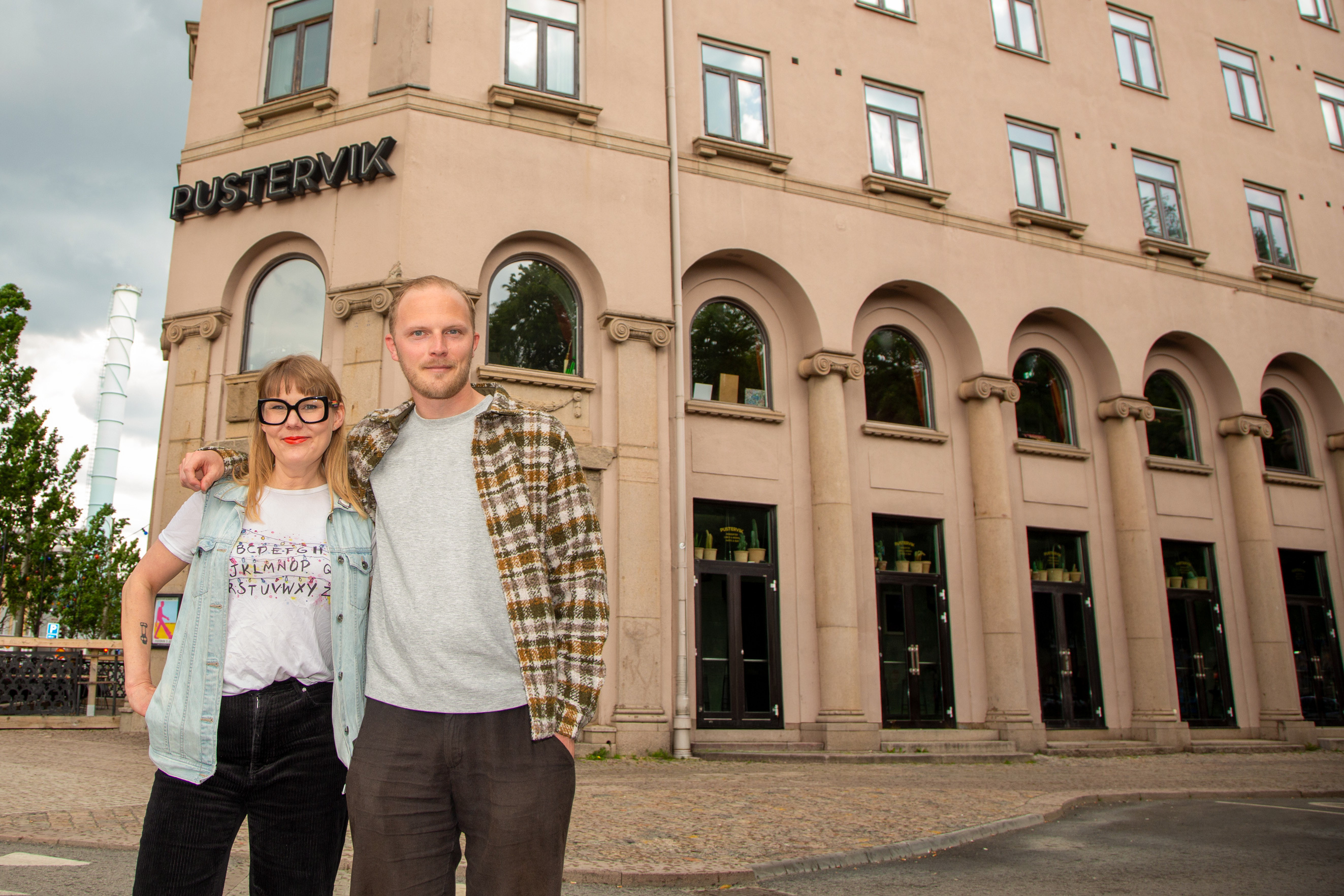 Maria och Victor framför Pustervik.