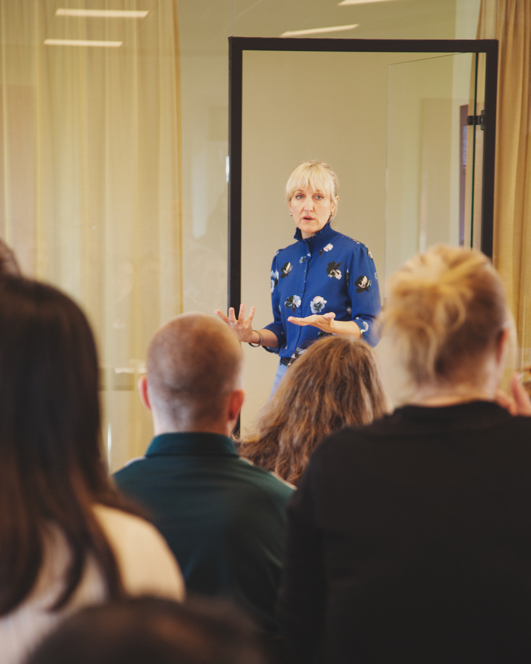 Sofia håller föreläsning om AI